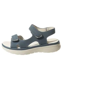 Blauwe casual damessandalen met dikke zool en klittenbandsluiting op witte achtergrond
