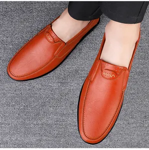 Nahaufnahme Draufsicht auf klassische braune Herren Leder Slipper für das Business
