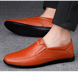 Nahaufnahme modischer orangefarbener Leder-Loafer für Herren mit flexiblen Sohlen