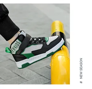 Dettaglio di scarpe sportive alte per bambini in verde e nero con chiusura velcro