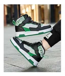 Dettaglio laterale delle sneakers alte verdi e nere per bambini con chiusura a strappo