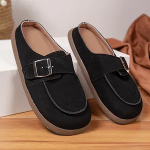 Mules classiques en daim noir à bout fermé avec boucle métallique et semelle plate