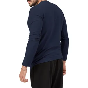 Πίσω όψη ανδρικού μπλε μακρυμάνικου t-shirt με στρογγυλή λαιμόκοψη από απαλό βαμβάκι.