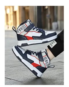 Dettaglio dinamico di scarpe alte per bambini blu navy con calda fodera in pile invernale