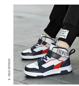 Vista laterale di sneaker alte calde per bambini in blu navy e rosso.