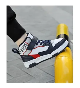 Primo piano di scarpe alte blu e bianche per bambini con dettaglio cinturino a strappo