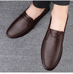 Detailansicht brauner Slipper aus echtem Leder mit feiner Textur und Slip-On-Design