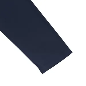 Κοντινό πλάνο της σκούρας μπλε μανσέτας με καθαρές ραφές διπλής βελόνας στο ύφασμα