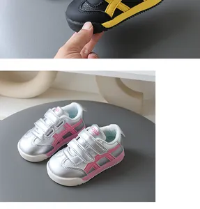 Kinder-Sneaker in Silber mit rosa Streifen und Klettverschluss