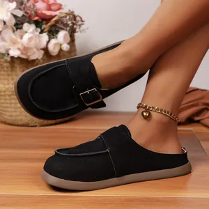 Mules en daim noir pour femmes avec boucle et semelle plate, style vintage d'été.