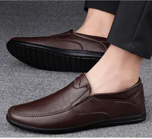 Detaillierte Seitenansicht brauner Leder-Business-Slipper für Herren mit schwarzen Hosen