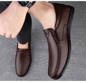 Detailansicht brauner Herren-Slipper aus strukturiertem Leder im eleganten Business-Stil