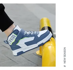 Vista laterale di scarpe alte per bambini in blu e bianco con accenti verde neon.