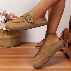Mules plates classiques en daim marron à bout rond avec boucle métallique élégante