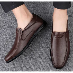Detailansicht brauner Slipper aus Leder für Herren mit strukturierter Oberfläche