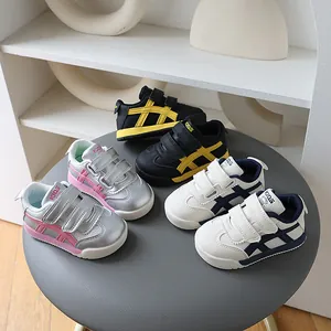 Detailansicht modischer, rutschfester Kindersneaker in verschiedenen Trendfarben