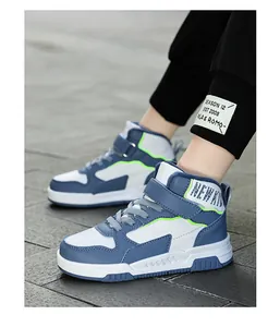 Dettaglio di sneakers alte blu per bambini con calda fodera in pile per l'inverno