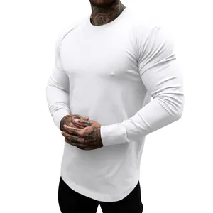 Λεπτομερής προβολή λευκού μακρυμάνικου t-shirt muscle fit που δείχνει την υφή του υφάσματος