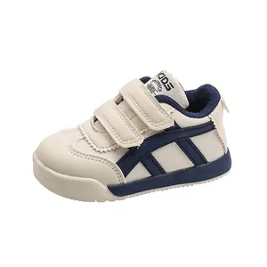Stylische beige und marineblaue Kinder-Sneaker mit praktischem Klettverschluss