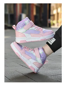 Dettaglio di sneaker alte rosa e viola per bambini in un contesto urbano contemporaneo