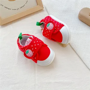 Rode babyschoentjes met stippen en schattige aardbei klittenbandsluiting
