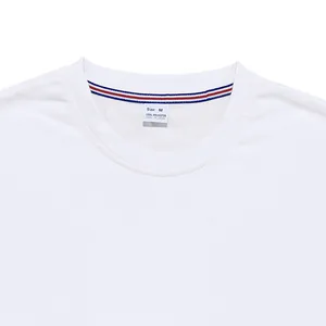 Λεπτομέρεια λευκού γιακά t-shirt με ετικέτα μεγέθους M και ριγέ διακοσμητική ταινία