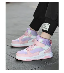 Vista laterale dettagliata di sneaker alte per bambini in rosa e viola con velcro