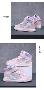 Vista dettagliata delle sneakers alte per bambini rosa e viola con calda fodera in pile
