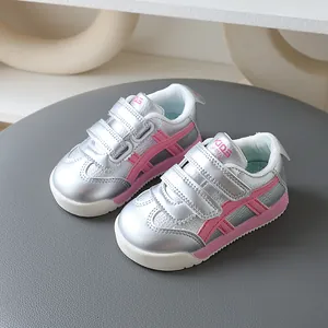 Schicke Kinder-Sneaker in Silber und Rosa mit Klettverschluss und weicher rutschfester Sohle