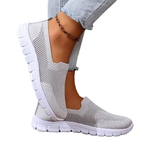 Sneakers slip-on leggere in mesh grigio per donna con comoda suola bianca sportiva