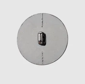 Vue détaillée de l'envers du bouton en métal circulaire avec attache pour couture.