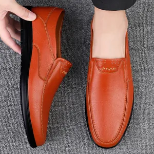 Modische orange-braune Slipper aus Leder für Herren mit langlebigen Gummisohlen.