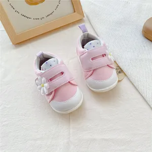 Schattige roze babyschoentjes voor meisjes met zachte zool en madeliefjesornamenten
