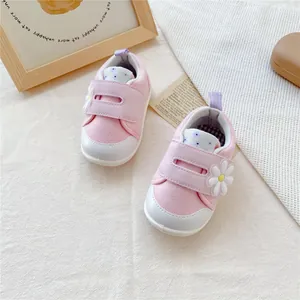 Zachte roze baby loopschoentjes voor meisjes met madeliefje en klittenbandsluiting