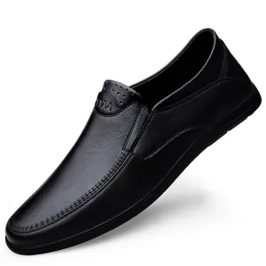 Schwarze Herren-Loafer aus echtem Leder, Business-Slipper im 45-Grad-Winkel präsentiert.