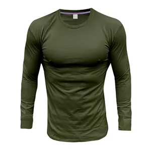 Λεπτομέρεια ανδρικού λαδί μακρυμάνικου t-shirt με στρογγυλή λαιμόκοψη και στενή γραμμή.