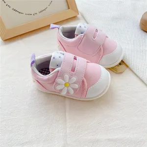 Roze baby wandelschoenen met madeliefje ontwerp en een handige klittenbandsluiting.