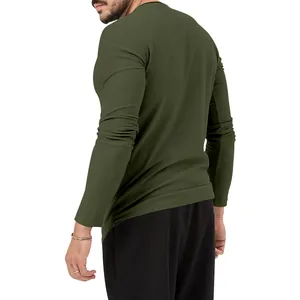 Πίσω όψη ανδρικού λαδί μακρυμάνικου t-shirt με στρογγυλή λαιμόκοψη και απλό σχέδιο