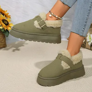 Detalle de botas de nieve con plataforma verde oliva con forro de piel sintética y hebilla