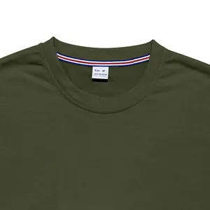 Λεπτομερής προβολή λαδί t-shirt με στρογγυλή λαιμόκοψη και ετικέτα σε μέγεθος M