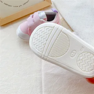 Detailopname van de antislip zachte zool van een roze peuterschoen met golfpatroon