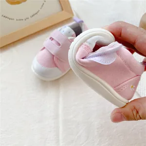 Flexibele roze babyloopschoenen met zachte zool en klittenband voor meisjes