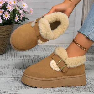 Detalle de botas de nieve con plataforma, hebilla y forro de pelo