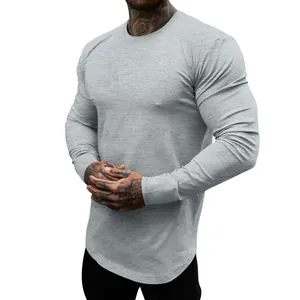 Λεπτομέρεια γκρι ανδρικού slim-fit μακρυμάνικου t-shirt με καμπύλο στρίφωμα.