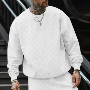 Détail du motif damier jacquard blanc épais sur ce t-shirt à manches longues pour hommes