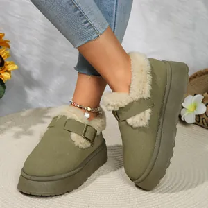 Detalle de botas de nieve con plataforma verde oliva con forro polar acogedor y hebilla.