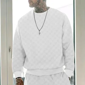 Vue détaillée de la texture jacquard à damier blanc sur le t-shirt décontracté pour hommes.