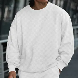 Détail du t-shirt blanc à manches longues pour homme avec motif damier jacquard lourd.