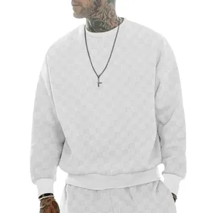 Vue détaillée du sweat-shirt blanc pour hommes avec texture jacquard en damier