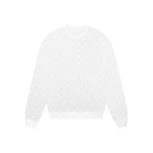 Gros plan mettant en valeur la maille jacquard à damier blanc complexe de ce haut d'homme